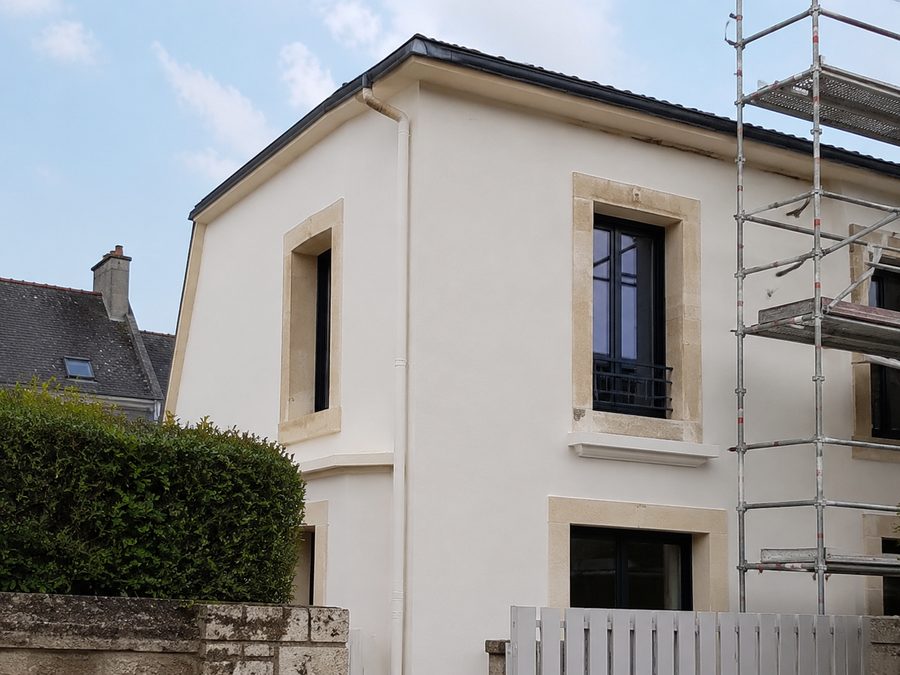 Façade de maison repeinte, échafaudage en place (photo d'illustration)
